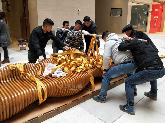 江西玻璃鋼水滴椅與實(shí)木鏤空切片休閑椅“相處融洽” 江西玻璃鋼水滴椅與實(shí)木鏤空切片休閑椅“相處融洽”