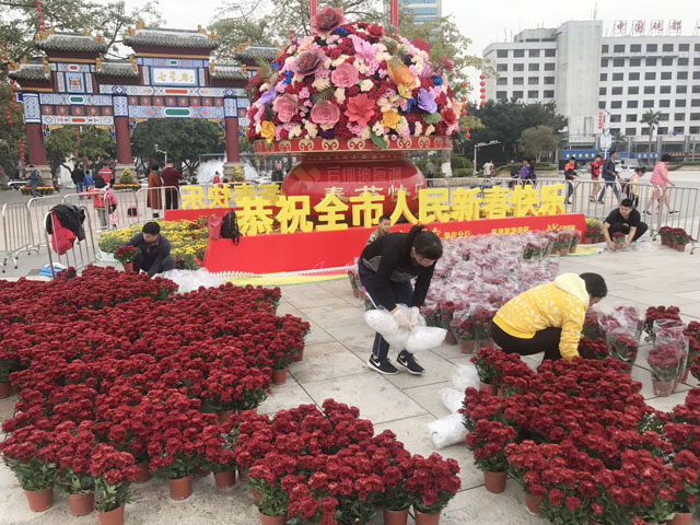 大型玻璃鋼花籃雕塑營造肇慶東門廣場春節(jié)氛圍