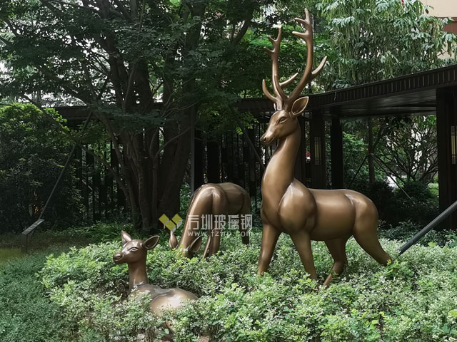 玻璃鋼仿銅鹿組合雕塑美化深圳別墅小區(qū)園林景觀